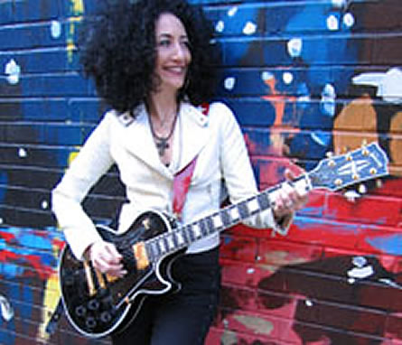 <h1>Eljuri</h1> Hay quienes la han comparado con Santana, por la fuerza que le imprime a su roquera guitarra: Cecilia Eljuri nacida en Ecuador, ciudadana de Nueva York llega con su producci�n EN PAZ  �...un sonido que electrifica los estilos latinos... Esto es m�sica de rock/baile en su mejor forma.� �BILLBOARD MAGAZINE