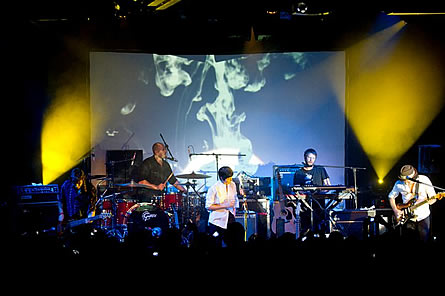 <h1>Ely Guerra</h1> Comparte su ascendente carrera con nosotros desde que cambi� el milenio; coordinamos marketing y promoci�n y seguimos ligados a su trabajo en permanente promoci�n.